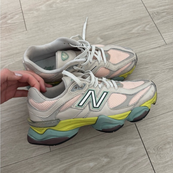 NEW BALANCE 9060❤️women’s size 8.5, men’s size 7 - Picture 2 of 4